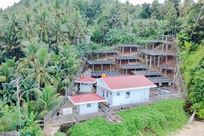 Tampak PLTS Lipang dengan kapasitas 93 kWp yang berada di Desa Lipang, Kecamatan Kendahe, Kabupaten Kepulauan Sangihe, Sulawesi Utara. Pembangkit ini merupakan salah satu dari 47 PLTS tersebar di 47 desa pada 11 provinsi yang diresmikan oleh Presiden Prabowo Subianto, Kamis, (26/6).