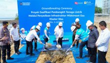 Bupati Nias, Ya'atulo Gulo (ketiga dari kiri), Walikota Gunungsitoli, Sowa'a Laoli (keenam dari kiri), Direktur Manajemen Pembangkitan PLN, Rizal Calvary Marimbo (kelima dari kiri), dan Direktur Utama PLN Energi Primer Indonesia, Rakhmad Dewanto (ketiga dari kanan) melakukan prosesi peletakan batu pertama pada Groundbreaking Proyek Gasifikasi Pembangkit Tenaga Listrik melalui Penyediaan Infrastruktur Midstream Gas Klaster Nias yang berlangsung di Pembangkit Listrik Tenaga Mesin Gas (PLTMG) Nias pada Kamis (3/7).