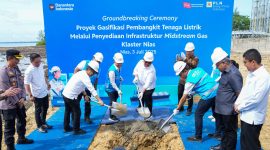 Bupati Nias, Ya'atulo Gulo (ketiga dari kiri), Walikota Gunungsitoli, Sowa'a Laoli (keenam dari kiri), Direktur Manajemen Pembangkitan PLN, Rizal Calvary Marimbo (kelima dari kiri), dan Direktur Utama PLN Energi Primer Indonesia, Rakhmad Dewanto (ketiga dari kanan) melakukan prosesi peletakan batu pertama pada Groundbreaking Proyek Gasifikasi Pembangkit Tenaga Listrik melalui Penyediaan Infrastruktur Midstream Gas Klaster Nias yang berlangsung di Pembangkit Listrik Tenaga Mesin Gas (PLTMG) Nias pada Kamis (3/7).