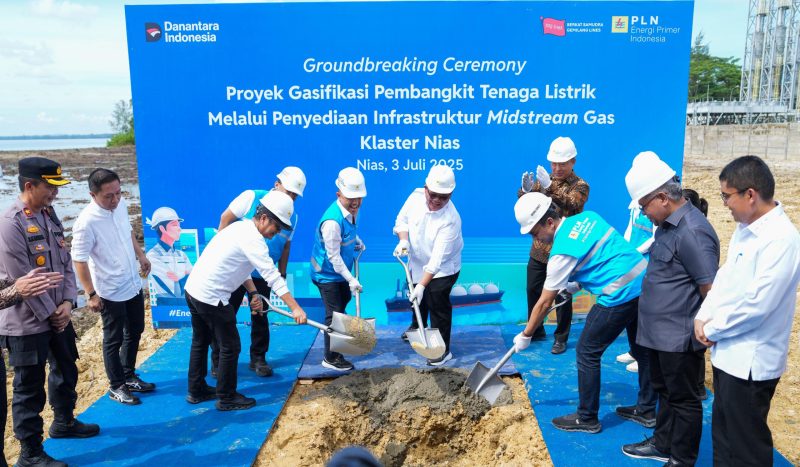 Bupati Nias, Ya'atulo Gulo (ketiga dari kiri), Walikota Gunungsitoli, Sowa'a Laoli (keenam dari kiri), Direktur Manajemen Pembangkitan PLN, Rizal Calvary Marimbo (kelima dari kiri), dan Direktur Utama PLN Energi Primer Indonesia, Rakhmad Dewanto (ketiga dari kanan) melakukan prosesi peletakan batu pertama pada Groundbreaking Proyek Gasifikasi Pembangkit Tenaga Listrik melalui Penyediaan Infrastruktur Midstream Gas Klaster Nias yang berlangsung di Pembangkit Listrik Tenaga Mesin Gas (PLTMG) Nias pada Kamis (3/7).