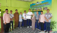 Yuni Endang Wiludjeng (berhijab) menerima pigura yang menandai serah terima rumahnya pada Senin (7/6) di Gresik setelah direnovasi melalui program Bedah Rumah Sehat yang diadakan PLN Nusantara Power berkolaborasi dengan LAZIS PLN NP dan IKPLN.