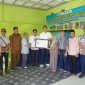 Yuni Endang Wiludjeng (berhijab) menerima pigura yang menandai serah terima rumahnya pada Senin (7/6) di Gresik setelah direnovasi melalui program Bedah Rumah Sehat yang diadakan PLN Nusantara Power berkolaborasi dengan LAZIS PLN NP dan IKPLN.