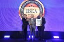 Ketua Dewan Juri Indonesia Best Electricity Award (IBEA) 2025, Tumiran (tengah) dan Ketua Dewan Pakar Majalah Listrik Indonesia, Herman Darnel Ibrahim (kanan) saat menyerahkan penghargaan Leading National Company Committed for Implementing Energy Transition in Indonesia kepada Direktur Utama PLN Darmawan Prasodjo yang diwakili oleh Direktur Retail dan Niaga PLN Adi Priyanto (kiri) .