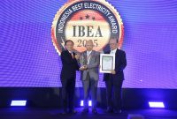 Ketua Dewan Juri Indonesia Best Electricity Award (IBEA) 2025, Tumiran (tengah) dan Ketua Dewan Pakar Majalah Listrik Indonesia, Herman Darnel Ibrahim (kanan) saat menyerahkan penghargaan Leading National Company Committed for Implementing Energy Transition in Indonesia kepada Direktur Utama PLN Darmawan Prasodjo yang diwakili oleh Direktur Retail dan Niaga PLN Adi Priyanto (kiri) .