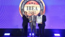 Ketua Dewan Juri Indonesia Best Electricity Award (IBEA) 2025, Tumiran (tengah) dan Ketua Dewan Pakar Majalah Listrik Indonesia, Herman Darnel Ibrahim (kanan) saat menyerahkan penghargaan Leading National Company Committed for Implementing Energy Transition in Indonesia kepada Direktur Utama PLN Darmawan Prasodjo yang diwakili oleh Direktur Retail dan Niaga PLN Adi Priyanto (kiri) .