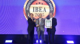 Ketua Dewan Juri Indonesia Best Electricity Award (IBEA) 2025, Tumiran (tengah) dan Ketua Dewan Pakar Majalah Listrik Indonesia, Herman Darnel Ibrahim (kanan) saat menyerahkan penghargaan Leading National Company Committed for Implementing Energy Transition in Indonesia kepada Direktur Utama PLN Darmawan Prasodjo yang diwakili oleh Direktur Retail dan Niaga PLN Adi Priyanto (kiri) .
