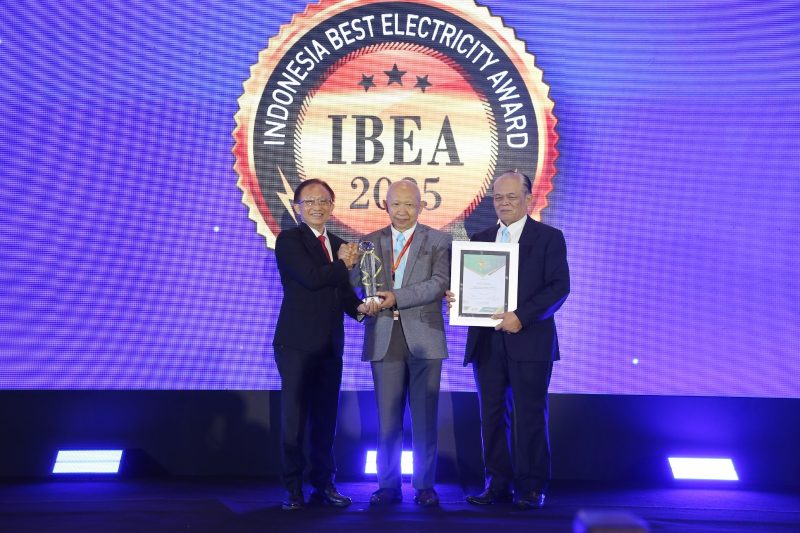 Ketua Dewan Juri Indonesia Best Electricity Award (IBEA) 2025, Tumiran (tengah) dan Ketua Dewan Pakar Majalah Listrik Indonesia, Herman Darnel Ibrahim (kanan) saat menyerahkan penghargaan Leading National Company Committed for Implementing Energy Transition in Indonesia kepada Direktur Utama PLN Darmawan Prasodjo yang diwakili oleh Direktur Retail dan Niaga PLN Adi Priyanto (kiri) .