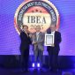 Ketua Dewan Juri Indonesia Best Electricity Award (IBEA) 2025, Tumiran (tengah) dan Ketua Dewan Pakar Majalah Listrik Indonesia, Herman Darnel Ibrahim (kanan) saat menyerahkan penghargaan Leading National Company Committed for Implementing Energy Transition in Indonesia kepada Direktur Utama PLN Darmawan Prasodjo yang diwakili oleh Direktur Retail dan Niaga PLN Adi Priyanto (kiri) .