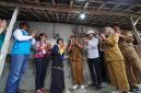 Lagiyem (ketiga dari kiri), warga Kelurahan Bedoyo, Kabupaten Gunung Kidul, DIY tidak dapat menyembunyikan kegembiraannya setelah rumahnya disambung listrik secara gratis melalui Program Light Up The Dream PLN.