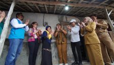 Lagiyem (ketiga dari kiri), warga Kelurahan Bedoyo, Kabupaten Gunung Kidul, DIY tidak dapat menyembunyikan kegembiraannya setelah rumahnya disambung listrik secara gratis melalui Program Light Up The Dream PLN.