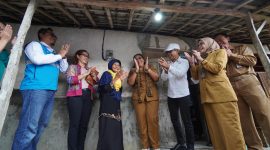 Lagiyem (ketiga dari kiri), warga Kelurahan Bedoyo, Kabupaten Gunung Kidul, DIY tidak dapat menyembunyikan kegembiraannya setelah rumahnya disambung listrik secara gratis melalui Program Light Up The Dream PLN.