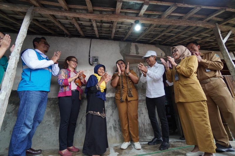 Lagiyem (ketiga dari kiri), warga Kelurahan Bedoyo, Kabupaten Gunung Kidul, DIY tidak dapat menyembunyikan kegembiraannya setelah rumahnya disambung listrik secara gratis melalui Program Light Up The Dream PLN.