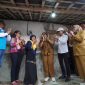 Lagiyem (ketiga dari kiri), warga Kelurahan Bedoyo, Kabupaten Gunung Kidul, DIY tidak dapat menyembunyikan kegembiraannya setelah rumahnya disambung listrik secara gratis melalui Program Light Up The Dream PLN.