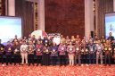 Perwakilan dari PLN Group berfoto bersama Chairman The La Tofi School of Social Responsibility, Taufik La Tofi sesaat setelah masing-masing menerima penghargaan pada ajang Nusantara CSR Awards 2025 yang diselenggarakan di Jakarta, (2/7).