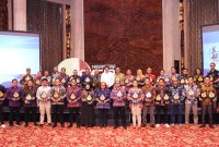 Perwakilan dari PLN Group berfoto bersama Chairman The La Tofi School of Social Responsibility, Taufik La Tofi sesaat setelah masing-masing menerima penghargaan pada ajang Nusantara CSR Awards 2025 yang diselenggarakan di Jakarta, (2/7).