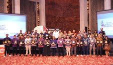 Perwakilan dari PLN Group berfoto bersama Chairman The La Tofi School of Social Responsibility, Taufik La Tofi sesaat setelah masing-masing menerima penghargaan pada ajang Nusantara CSR Awards 2025 yang diselenggarakan di Jakarta, (2/7).