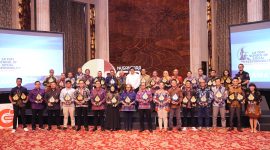 Perwakilan dari PLN Group berfoto bersama Chairman The La Tofi School of Social Responsibility, Taufik La Tofi sesaat setelah masing-masing menerima penghargaan pada ajang Nusantara CSR Awards 2025 yang diselenggarakan di Jakarta, (2/7).