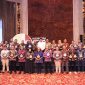 Perwakilan dari PLN Group berfoto bersama Chairman The La Tofi School of Social Responsibility, Taufik La Tofi sesaat setelah masing-masing menerima penghargaan pada ajang Nusantara CSR Awards 2025 yang diselenggarakan di Jakarta, (2/7).