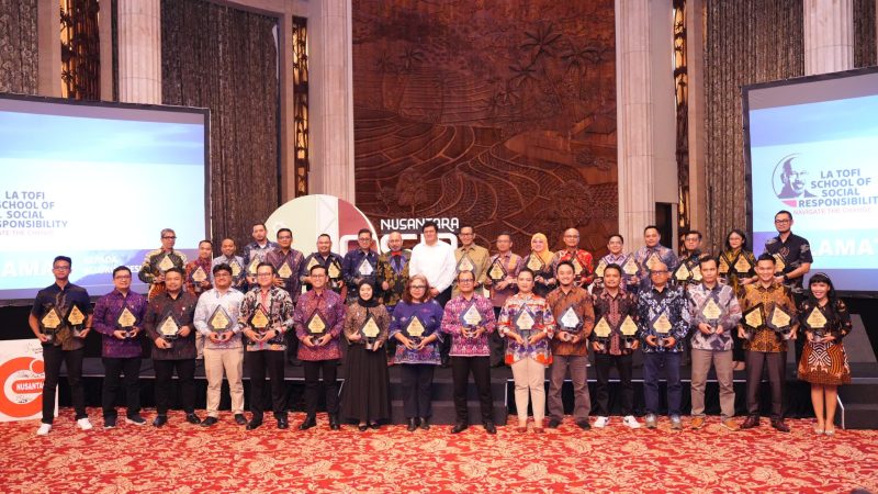 Perwakilan dari PLN Group berfoto bersama Chairman The La Tofi School of Social Responsibility, Taufik La Tofi sesaat setelah masing-masing menerima penghargaan pada ajang Nusantara CSR Awards 2025 yang diselenggarakan di Jakarta, (2/7).