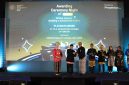 Manager Business Support PLN Nusantara Power UP Gresik Satriyo Bekti Wibowo (ketiga dari kiri) menerima penghargaan Platinum Kategori Gender Equality & Social Inclusion dalam ajang ISRA 2025 pada Kamis (10/7) di Yogyakarta.