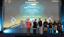 Manager Business Support PLN Nusantara Power UP Gresik Satriyo Bekti Wibowo (ketiga dari kiri) menerima penghargaan Platinum Kategori Gender Equality & Social Inclusion dalam ajang ISRA 2025 pada Kamis (10/7) di Yogyakarta.