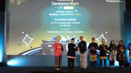 Manager Business Support PLN Nusantara Power UP Gresik Satriyo Bekti Wibowo (ketiga dari kiri) menerima penghargaan Platinum Kategori Gender Equality & Social Inclusion dalam ajang ISRA 2025 pada Kamis (10/7) di Yogyakarta.