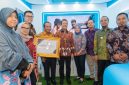 Menteri Kelautan dan Perikanan Sakti Wahyu Trenggono (kelima dari kiri) berfoto bersama Direktur Jenderal Penataan Ruang Laut Kementerian Kelautan dan Perikanan (KKP) RI Kartika Listriana (paling kiri), Direktur Operasi Pembangkit Batu Bara PLN NP M. Irwansyah Putra (keempat dari kiri), Sekper PLN  NP Hamidi Hamid (ketiga dari kanan), VP  Corporate Communication PLN NP Harry Purnomo (ketiga dari kiri) dan VP Regulation, Litigation and Permission PLN NP Riesa Susanti (keempat dari kanan)  berfoto bersama  seusai penyerahan piagam penghargaan KKPRL Terpatuh pada Selasa (15/7) di Jakarta.