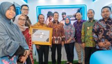 Menteri Kelautan dan Perikanan Sakti Wahyu Trenggono (kelima dari kiri) berfoto bersama Direktur Jenderal Penataan Ruang Laut Kementerian Kelautan dan Perikanan (KKP) RI Kartika Listriana (paling kiri), Direktur Operasi Pembangkit Batu Bara PLN NP M. Irwansyah Putra (keempat dari kiri), Sekper PLN  NP Hamidi Hamid (ketiga dari kanan), VP  Corporate Communication PLN NP Harry Purnomo (ketiga dari kiri) dan VP Regulation, Litigation and Permission PLN NP Riesa Susanti (keempat dari kanan)  berfoto bersama  seusai penyerahan piagam penghargaan KKPRL Terpatuh pada Selasa (15/7) di Jakarta.