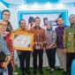 Menteri Kelautan dan Perikanan Sakti Wahyu Trenggono (kelima dari kiri) berfoto bersama Direktur Jenderal Penataan Ruang Laut Kementerian Kelautan dan Perikanan (KKP) RI Kartika Listriana (paling kiri), Direktur Operasi Pembangkit Batu Bara PLN NP M. Irwansyah Putra (keempat dari kiri), Sekper PLN  NP Hamidi Hamid (ketiga dari kanan), VP  Corporate Communication PLN NP Harry Purnomo (ketiga dari kiri) dan VP Regulation, Litigation and Permission PLN NP Riesa Susanti (keempat dari kanan)  berfoto bersama  seusai penyerahan piagam penghargaan KKPRL Terpatuh pada Selasa (15/7) di Jakarta.