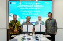 PLN EPI dan PT Pelindo Multi Terminal (SPMT) menandatangani Nota Kesepahaman (MoU) kerja sama pemanfaatan dan pengembangan infrastruktur gas bumi dan bahan bakar minyak (BBM) 

Penandatanganan dilakukan oleh Direktur Strategi dan Komersial PT Pelindo Multi Terminal, Rizki Kurniawan; Direktur Gas dan BBM PT PLN EPI, Erma Melina Sarahwati; (Tengah) dan disaksikan oleh Direktur Utama PT Pelindo Multi Terminal, Ari Henryanto (kiri); dan Direktur Utama PT PLN EPI, Rakhmad Dewanto (kanan).
