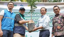 Menteri Lingkunga Hidup Hanif Faisol Nurofiq (dua dari kanan), Wali Kota Batu Nurochman (kanan), Direktur Manajemen Human Capital dan Administrasi PLN Nusantara Power TB Ari Wibawa M. (kiri), bersama dengan Direktur Utama Perum Jasa Tirtra I  Fahmi Hidayat (dua dari kiri) saat akan melaksanakan penanaman pohon di Arboretum Sumber Brantas. Melalui kegiatan ini akan bermafaat kepada penguatan peran vital sebagai kawasan konservasi tanah dan air di Desa Sumber Brantas dan sekitarnya.