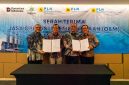 Direktur Utama PLN Nusantara Power Service  Jakfar Sadiq, Direktur Operasi Pembangkit Gas PLN Nusantara Power  Komang Parmita, Direktur Asset Solution PT Tripatra adalah Suraji Nugroho, dan Direktur Utama PT PLN Indonesia Power Services  Hari Cahyono berfoto bersama seusai menandatangani berita acara serah terima operasi dan pemeliharaan PLTMG Nias 25 MW pada Kamis (17/7) di Bogor. (foto dari kiri ke kanan)