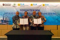 Direktur Utama PLN Nusantara Power Service  Jakfar Sadiq, Direktur Operasi Pembangkit Gas PLN Nusantara Power  Komang Parmita, Direktur Asset Solution PT Tripatra adalah Suraji Nugroho, dan Direktur Utama PT PLN Indonesia Power Services  Hari Cahyono berfoto bersama seusai menandatangani berita acara serah terima operasi dan pemeliharaan PLTMG Nias 25 MW pada Kamis (17/7) di Bogor. (foto dari kiri ke kanan)