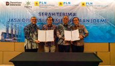 Direktur Utama PLN Nusantara Power Service  Jakfar Sadiq, Direktur Operasi Pembangkit Gas PLN Nusantara Power  Komang Parmita, Direktur Asset Solution PT Tripatra adalah Suraji Nugroho, dan Direktur Utama PT PLN Indonesia Power Services  Hari Cahyono berfoto bersama seusai menandatangani berita acara serah terima operasi dan pemeliharaan PLTMG Nias 25 MW pada Kamis (17/7) di Bogor. (foto dari kiri ke kanan)
