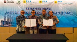 Direktur Utama PLN Nusantara Power Service  Jakfar Sadiq, Direktur Operasi Pembangkit Gas PLN Nusantara Power  Komang Parmita, Direktur Asset Solution PT Tripatra adalah Suraji Nugroho, dan Direktur Utama PT PLN Indonesia Power Services  Hari Cahyono berfoto bersama seusai menandatangani berita acara serah terima operasi dan pemeliharaan PLTMG Nias 25 MW pada Kamis (17/7) di Bogor. (foto dari kiri ke kanan)