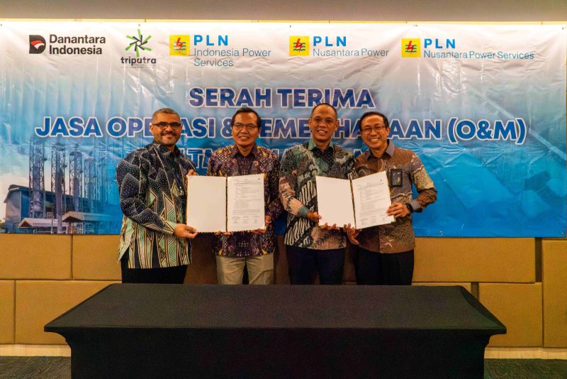 Direktur Utama PLN Nusantara Power Service  Jakfar Sadiq, Direktur Operasi Pembangkit Gas PLN Nusantara Power  Komang Parmita, Direktur Asset Solution PT Tripatra adalah Suraji Nugroho, dan Direktur Utama PT PLN Indonesia Power Services  Hari Cahyono berfoto bersama seusai menandatangani berita acara serah terima operasi dan pemeliharaan PLTMG Nias 25 MW pada Kamis (17/7) di Bogor. (foto dari kiri ke kanan)
