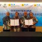 Direktur Utama PLN Nusantara Power Service  Jakfar Sadiq, Direktur Operasi Pembangkit Gas PLN Nusantara Power  Komang Parmita, Direktur Asset Solution PT Tripatra adalah Suraji Nugroho, dan Direktur Utama PT PLN Indonesia Power Services  Hari Cahyono berfoto bersama seusai menandatangani berita acara serah terima operasi dan pemeliharaan PLTMG Nias 25 MW pada Kamis (17/7) di Bogor. (foto dari kiri ke kanan)