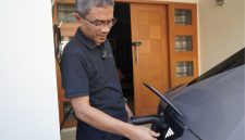 Ilustrasi pelanggan sedang melakukan pengisian daya kendaraan listrik di rumahnya. Hingga saat ini, total lebih dari 51 ribu pelanggan telah menikmati kemudahan layanan Home Charging Services dari PLN di mana terdapat penambahan 20.053 pelanggan baru pada periode Januari hingga Juni 2025. Jumlah penambahan tersebut naik 239% dibandingkan periode yang sama di tahun 2024 sebanyak 8.358 pelanggan.
