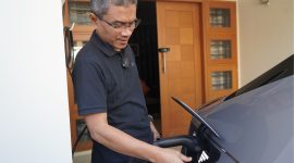 Ilustrasi pelanggan sedang melakukan pengisian daya kendaraan listrik di rumahnya. Hingga saat ini, total lebih dari 51 ribu pelanggan telah menikmati kemudahan layanan Home Charging Services dari PLN di mana terdapat penambahan 20.053 pelanggan baru pada periode Januari hingga Juni 2025. Jumlah penambahan tersebut naik 239% dibandingkan periode yang sama di tahun 2024 sebanyak 8.358 pelanggan.