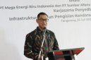 Direktur Utama PLN, Darmawan Prasodjo, saat memberikan sambutan pada agenda Penandatanganan Nota Kesepahaman terkait Kerja Sama Penyediaan Infrastruktur Stasiun Pengisian Kendaraan Listrik Umum (SPKLU) antara PLN dengan MEBI dan Alfamart, di Tangerang, Banten pada Rabu (23/7).