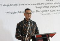 Direktur Utama PLN, Darmawan Prasodjo, saat memberikan sambutan pada agenda Penandatanganan Nota Kesepahaman terkait Kerja Sama Penyediaan Infrastruktur Stasiun Pengisian Kendaraan Listrik Umum (SPKLU) antara PLN dengan MEBI dan Alfamart, di Tangerang, Banten pada Rabu (23/7).