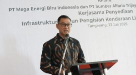 Direktur Utama PLN, Darmawan Prasodjo, saat memberikan sambutan pada agenda Penandatanganan Nota Kesepahaman terkait Kerja Sama Penyediaan Infrastruktur Stasiun Pengisian Kendaraan Listrik Umum (SPKLU) antara PLN dengan MEBI dan Alfamart, di Tangerang, Banten pada Rabu (23/7).