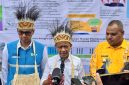 Menteri ESDM, Bahlil Lahadalia (tengah) didampingi Direktur Utama PLN, Darmawan Prasodjo (kiri) dan Bupati Supiori, Heronimus Mansoben (kanan) saat sesi doorstop dengan media di sela kunjungan kerjanya di Kabupaten Supiori, Papua, Jumat (25/7).