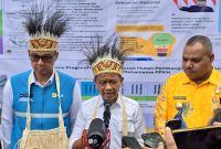 Menteri ESDM, Bahlil Lahadalia (tengah) didampingi Direktur Utama PLN, Darmawan Prasodjo (kiri) dan Bupati Supiori, Heronimus Mansoben (kanan) saat sesi doorstop dengan media di sela kunjungan kerjanya di Kabupaten Supiori, Papua, Jumat (25/7).