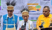 Menteri ESDM, Bahlil Lahadalia (tengah) didampingi Direktur Utama PLN, Darmawan Prasodjo (kiri) dan Bupati Supiori, Heronimus Mansoben (kanan) saat sesi doorstop dengan media di sela kunjungan kerjanya di Kabupaten Supiori, Papua, Jumat (25/7).