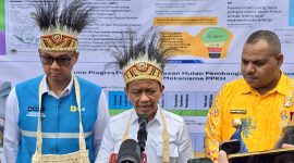 Menteri ESDM, Bahlil Lahadalia (tengah) didampingi Direktur Utama PLN, Darmawan Prasodjo (kiri) dan Bupati Supiori, Heronimus Mansoben (kanan) saat sesi doorstop dengan media di sela kunjungan kerjanya di Kabupaten Supiori, Papua, Jumat (25/7).