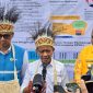 Menteri ESDM, Bahlil Lahadalia (tengah) didampingi Direktur Utama PLN, Darmawan Prasodjo (kiri) dan Bupati Supiori, Heronimus Mansoben (kanan) saat sesi doorstop dengan media di sela kunjungan kerjanya di Kabupaten Supiori, Papua, Jumat (25/7).