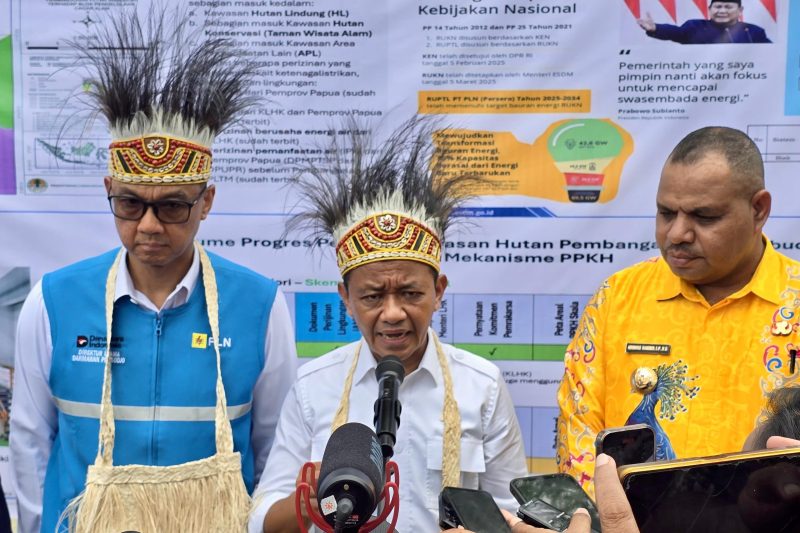 Menteri ESDM, Bahlil Lahadalia (tengah) didampingi Direktur Utama PLN, Darmawan Prasodjo (kiri) dan Bupati Supiori, Heronimus Mansoben (kanan) saat sesi doorstop dengan media di sela kunjungan kerjanya di Kabupaten Supiori, Papua, Jumat (25/7).