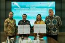 Direktur Utama PLN NP Ruly Firmansyah kiri), Direktur Utama PT Thorcon Power Indonesia Niels Berger (kanan), Direktur Pengembangan Bisnis dan Niaga PLN NP Dwi Hartono (dua dari kiri), dan Direktur Operasi dan Kepala Sumber Daya SDM T Thorcon Power Indonesia Dhita Karunia Ashari (dua dari kanan) saat menunjukan MoU kerja sama PLN NP dan Thorcon Power Indonesia dalam pengembangan potensi tenaga nuklir sebagai bagian dari langkah taktis PLN NP dalam memperkuat ketahanan energi nasional berbasis teknologi rendah emisi.