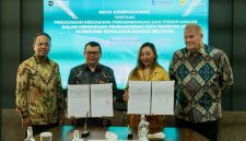 Direktur Utama PLN NP Ruly Firmansyah kiri), Direktur Utama PT Thorcon Power Indonesia Niels Berger (kanan), Direktur Pengembangan Bisnis dan Niaga PLN NP Dwi Hartono (dua dari kiri), dan Direktur Operasi dan Kepala Sumber Daya SDM T Thorcon Power Indonesia Dhita Karunia Ashari (dua dari kanan) saat menunjukan MoU kerja sama PLN NP dan Thorcon Power Indonesia dalam pengembangan potensi tenaga nuklir sebagai bagian dari langkah taktis PLN NP dalam memperkuat ketahanan energi nasional berbasis teknologi rendah emisi.